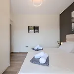 Vilă 3as 3bd Villa, Heated Pool, Sauna & Gym