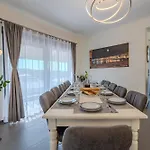 Villa 3as 3bd Villa, Heated Pool, Sauna & Gym